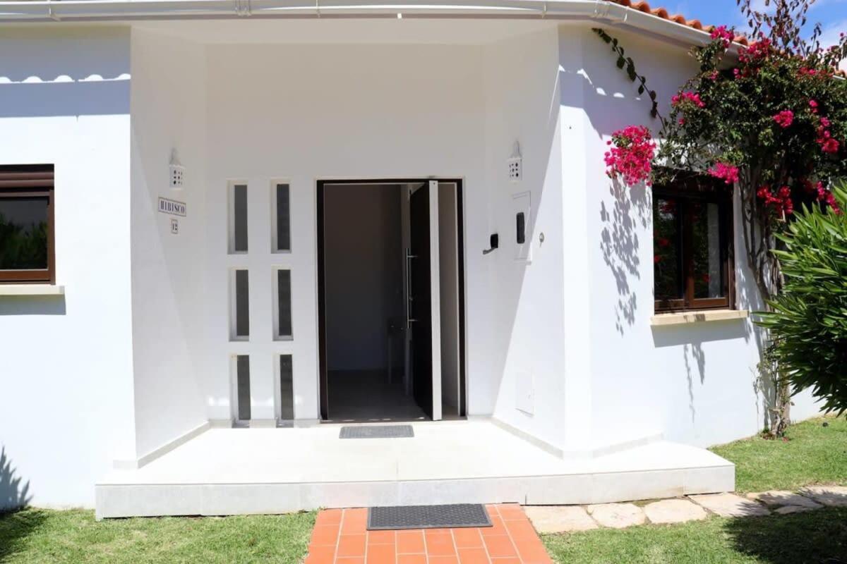 Villa Hibiscus, Great Location In Vilamoura, Lush Green Lawns And Garden Quarteira Buitenkant foto